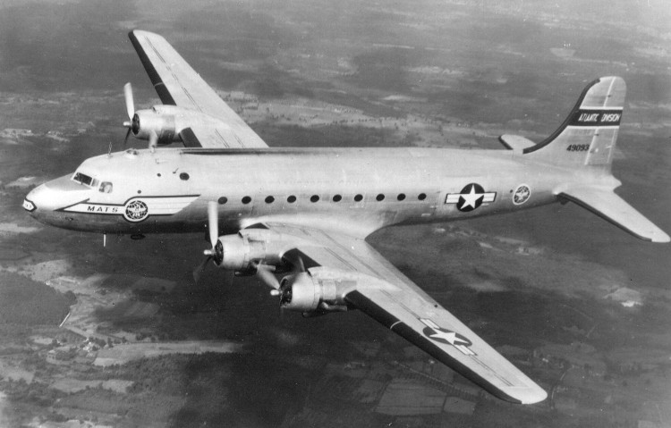 may-bay-douglas-c-54d Chiếc máy bay vận tải quân sự Douglas C-54D mất tích của Không quân Lục quân Mỹ.