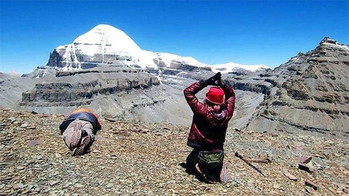 ngon-nui-than-kailash-2 Hình ảnh những người hành hương bái lạy ngọn núi thần.