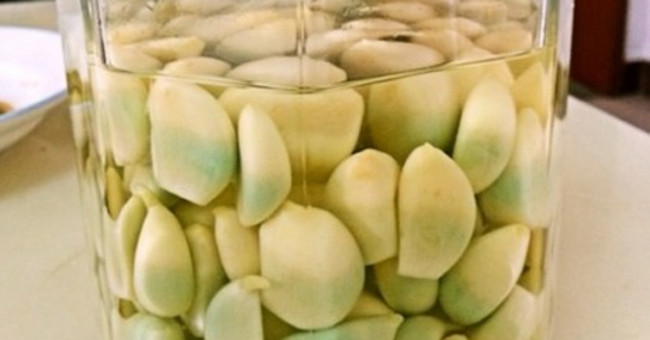 Tỏi Ngâm Giấm Chuyển Màu Xanh: Có An Toàn Để Sử Dụng Không?