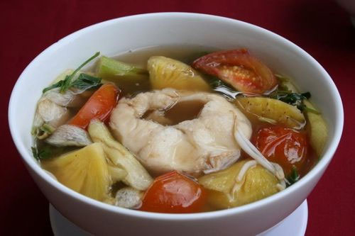 Món canh cá nấu chua thêm đậm đà khi dùng kèm với quả bứa.