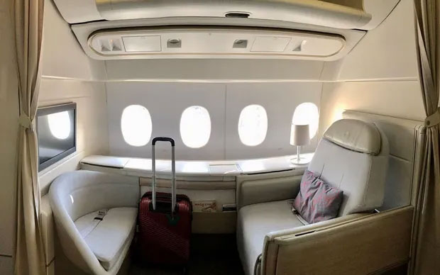 ghe-ngoi-hang-thuong-gia-cua-air-france Trong lúc bay, bạn có thể tận thưởng phim ảnh, chương trình tivi qua màn hình cảm ứng.