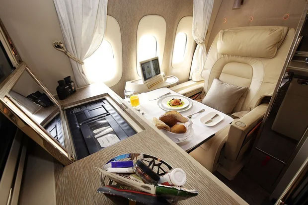 ghe-ngoi-hang-thuong-gia-cua-emirates Mỗi chỗ ngồi thực chất là một căn phòng nhỏ bảo đảm riêng tư và có đầy đủ mọi thứ