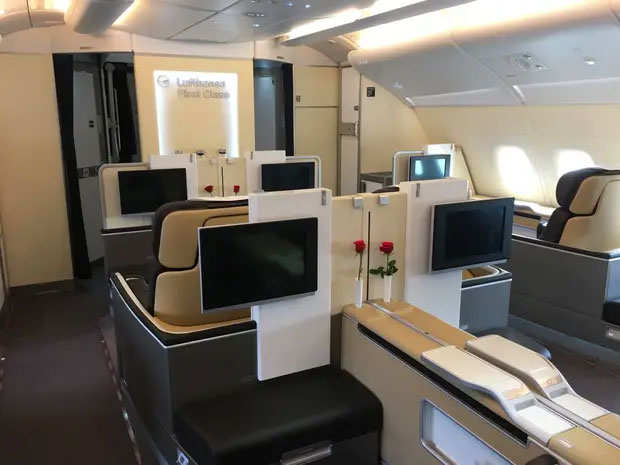 ghe-ngoi-hang-thuong-gia-cua-lufthansa Dù không phải phòng riêng biệt lập nhưng hành khách vẫn có sự riêng tư nhờ rèm cách âm.