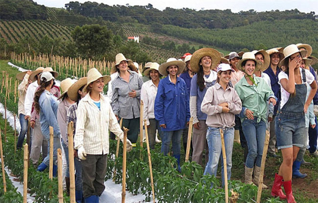 nguoi-dan-thi-tran-noiva-do-cordeiro Đây được coi như 'Tây lương nữ quốc' ngoài đời thực khi khoảng 90% dân số tại đây là phụ nữ.