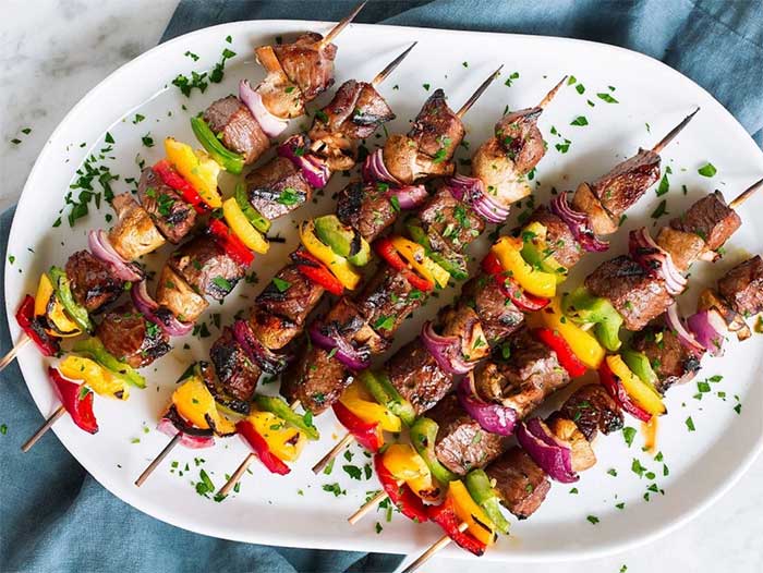 thit-va-rau-cu-nuong Việc kết hợp rau củ vào món nướng giúp tăng cường dinh dưỡng.