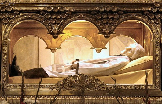 Thi thể Thánh Gioan Maria Vianney vẫn đeo mặt nạ sáp Bí ẩn hiện tượng xác chết không phân hủy