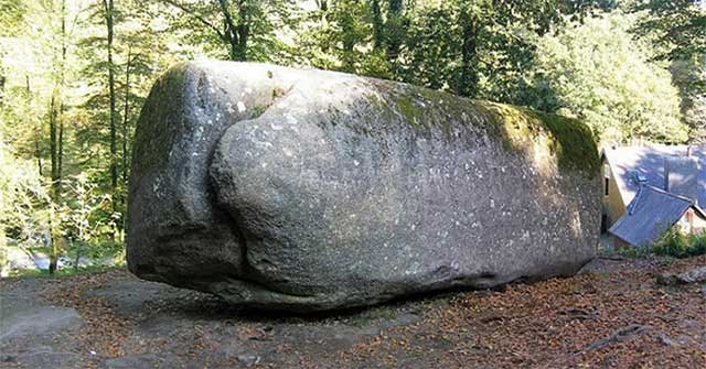 Bí ẩn Trembling Rock ở Huelgoat: Vì sao khối đá 137 tấn vẫn có thể dịch chuyển?