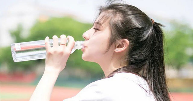 Khi nào uống nước trở thành mối nguy: dấu hiệu, hậu quả và đối tượng cần thận trọng